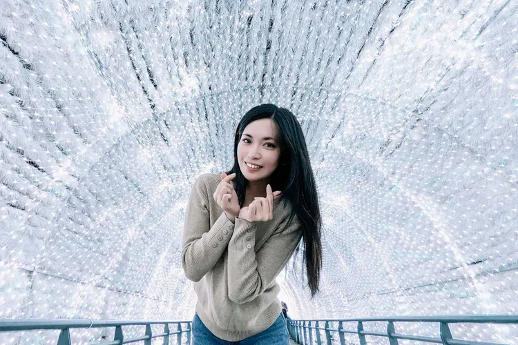 向前傾身的小技巧再加上廣角拍照模式，就能擋住後方路人，拍出空景般照片。市府提供