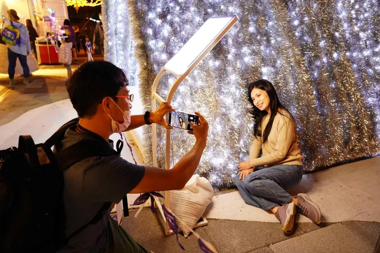 借用裝置燈牌光源的小撇步，就能拍出光線充足的局部特寫美照。市府提供