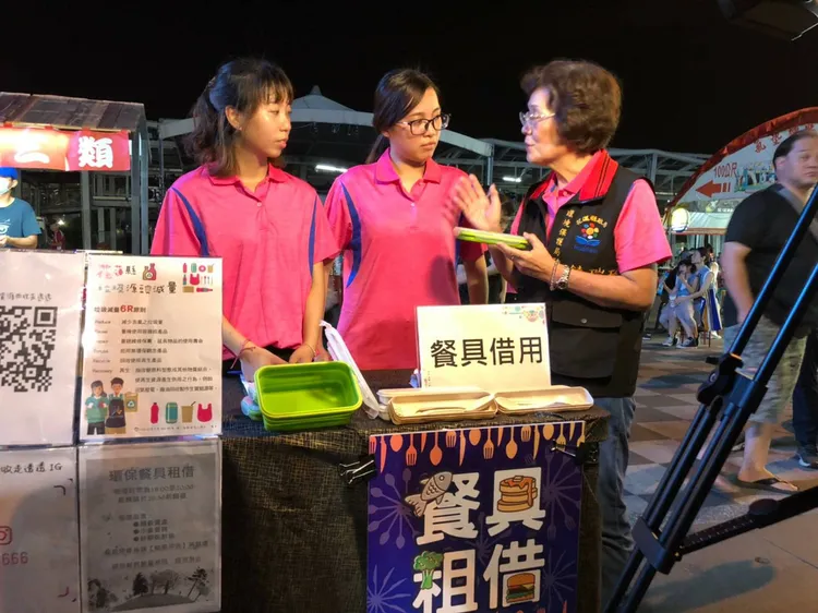 東大門夜市提供餐具租借服務。縣府提供