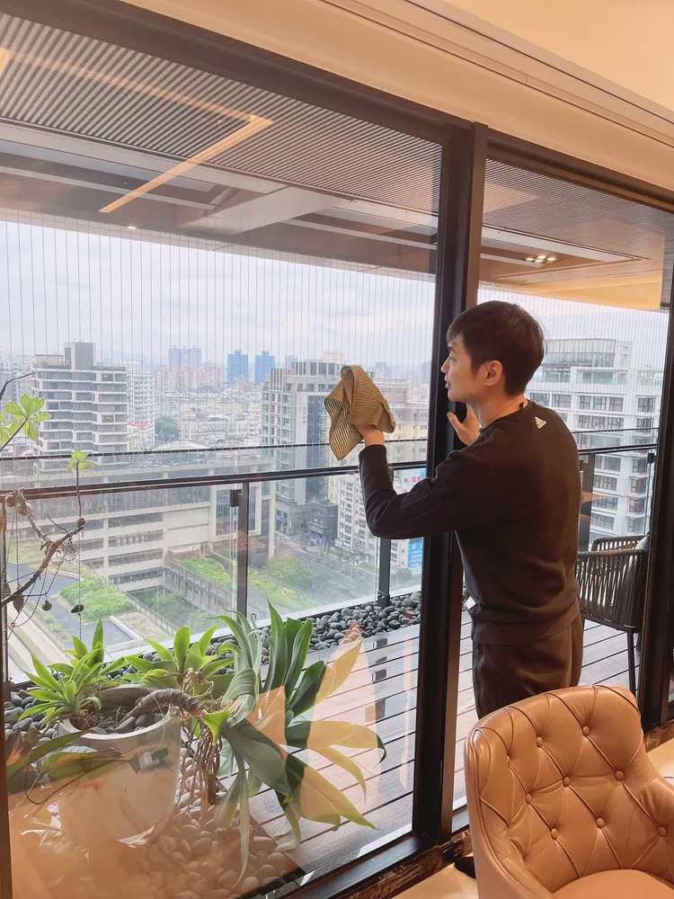 宋逸民在臉書貼出居家照片。翻攝《宋逸民和陳維齡的幸福生活》