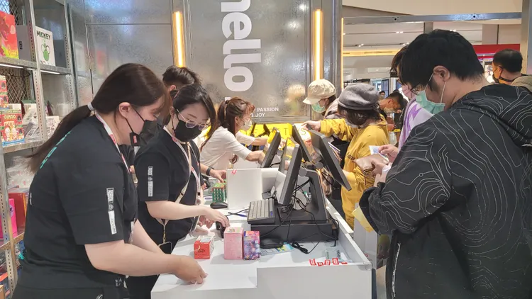 排隊結帳人龍。劉榮輝攝