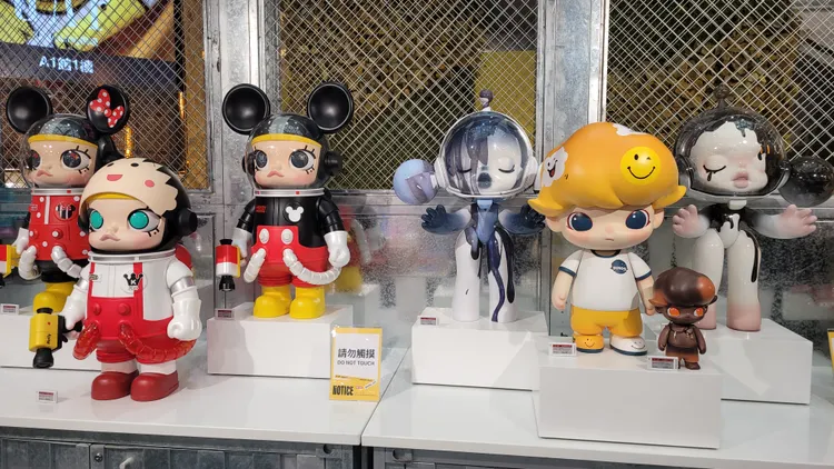 販售商品超過百種款式。劉榮輝攝