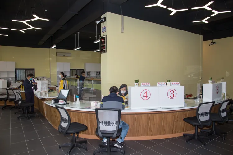員山戶政事務所辦公區移至建築1樓，設有8個服務櫃檯，方便民眾洽公。縣府提供