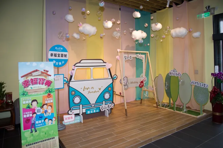 員山戶政事務所整修後，內部重新設計結婚拍拍照專區。縣府提供