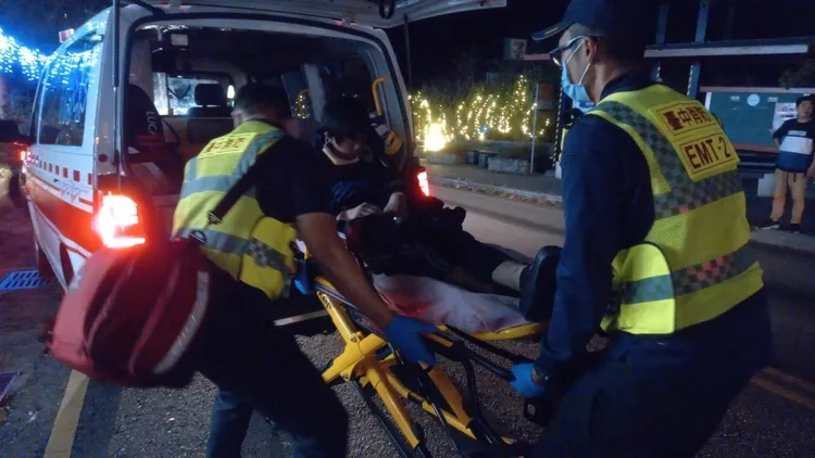 將他推上救護車送醫。李陳信得攝