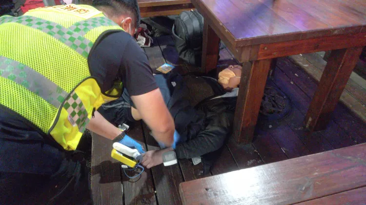 救護人員檢查病患。李陳信得攝