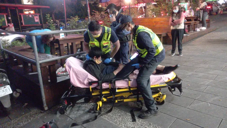 救護人員小心翼翼幫男子固定住。李陳信得攝