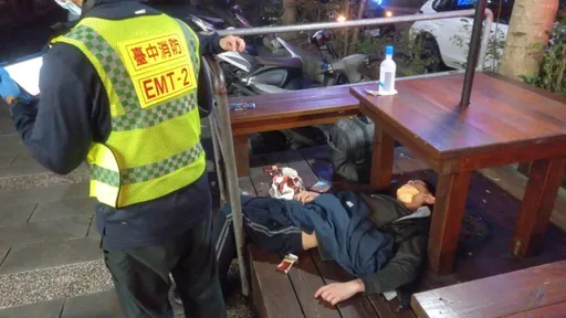 獨家 | 寒流將至醉漢醉倒桌下  暖婦不忍受寒報警送醫