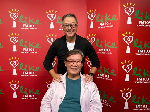 李立群過馬路還是跟太太手牽手 久沒回台不認得國父紀念館