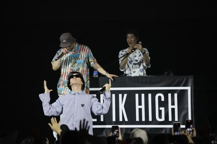 Tablo（前）跪下接受粉絲歡呼。鄭孟晃攝