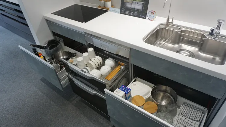 建案不設樣品屋，直接將廚具放在接待中心內且擺滿日常生活用品，要客戶體驗廚櫃真實空間。葉家銘攝