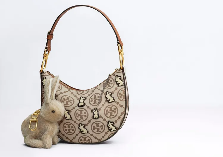 毛線圈白兔刺繡T Monogram迷你月牙包，2萬3900元（不含絨毛鑰匙圈）。品牌提供