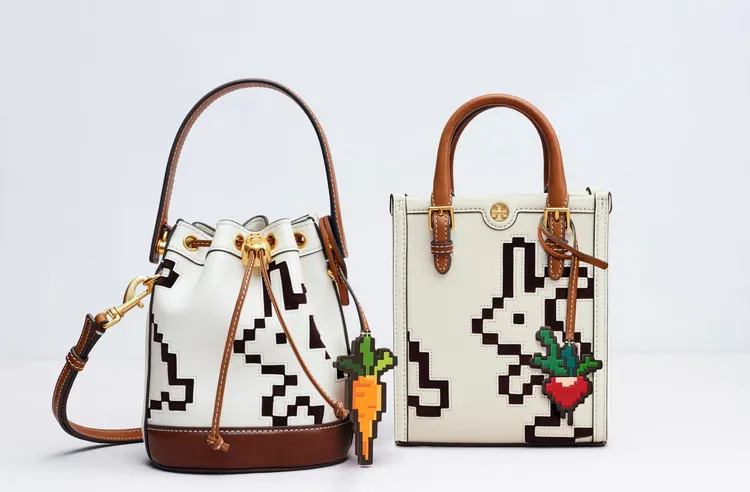 白色光滑皮革像素圖騰兔子迷你水桶包（左），2萬5900元；迷你琴譜包（右）， 2萬2900元。品牌提供