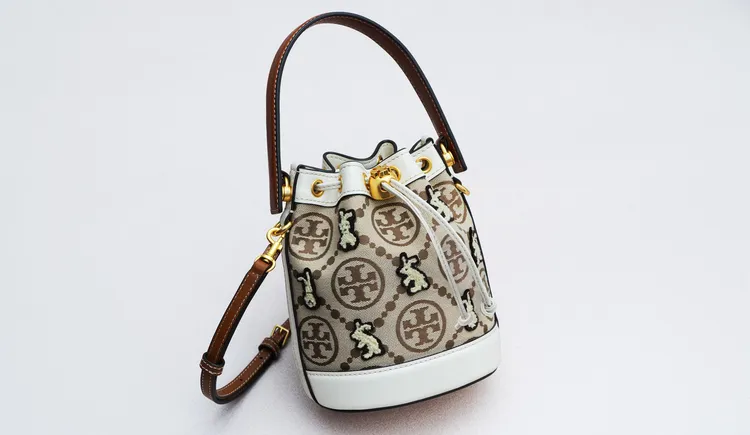 毛線圈白兔刺繡T Monogram迷你水桶包，2萬1900元。品牌提供