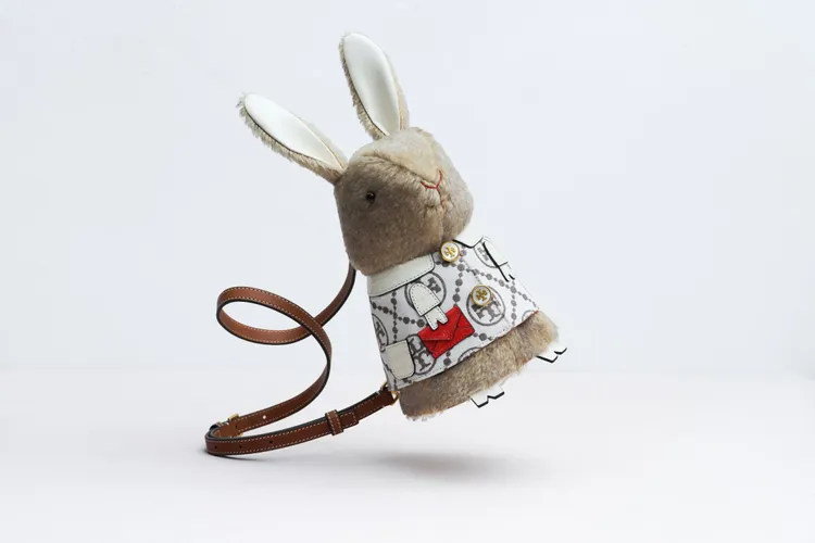 立體的絨毛福兔包，2萬7900元。品牌提供