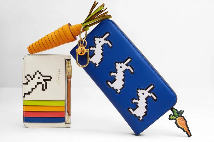 兔年限定福兔迎春富滿堂小皮件系列，繽紛撞色拉鍊小牛皮卡片夾（左起）6490元、皮革紅蘿蔔吊飾鑰匙圈5590元、寶藍色小牛皮拉鍊長夾1萬2900元。品牌提供