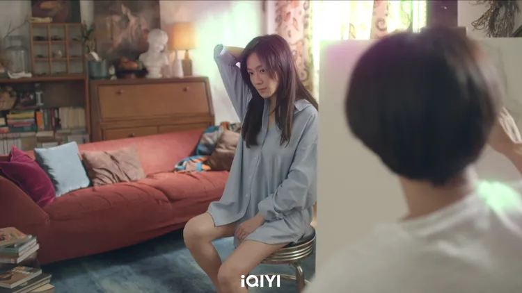 尹馨（左）劇中和曾少宗有過一段師生戀。愛奇藝國際站提供