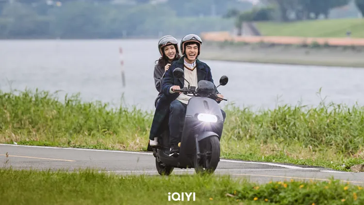 許瑋甯（後）和陳昊森劇中在上學以外的時間繼續見面約會。愛奇藝國際站提供