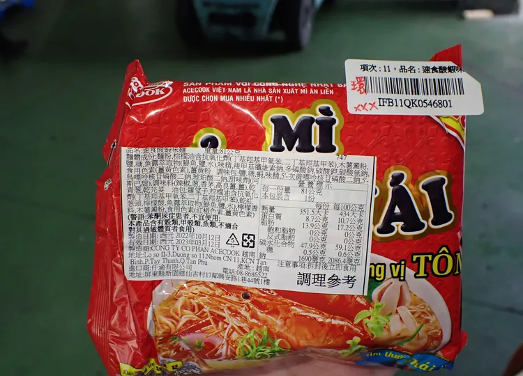 越南出口「ACECOOK速食酸蝦味麵（SOUR SHRIMP FLAVOR INSTANT NOODLE）」。食藥署提供
