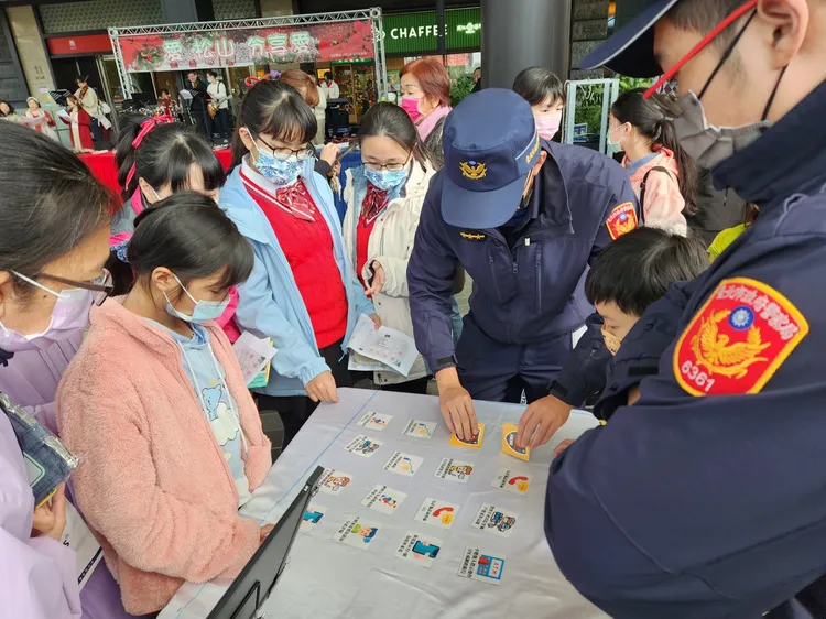 警方與小朋友透過桌遊方式宣導詐騙。警方提供
