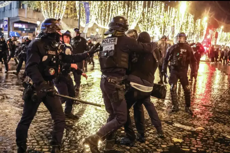 球迷走上香榭麗舍大道宣洩不滿與警爆衝突。法新社