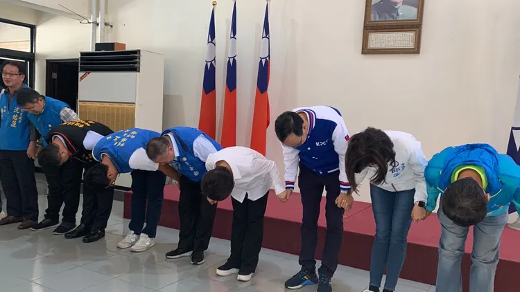 朱立倫到國民黨台中市黨部，率領連任的台中市長盧秀燕與新任市議員深深一鞠躬向黨員致謝。曾雪蒨攝