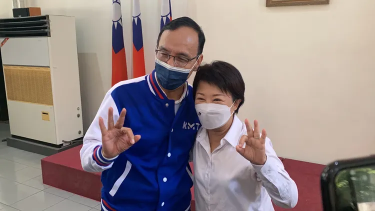 朱立倫到國民黨台中市黨部感謝這次選戰最強母雞盧秀燕協助，讓國民黨大勝。曾雪蒨攝