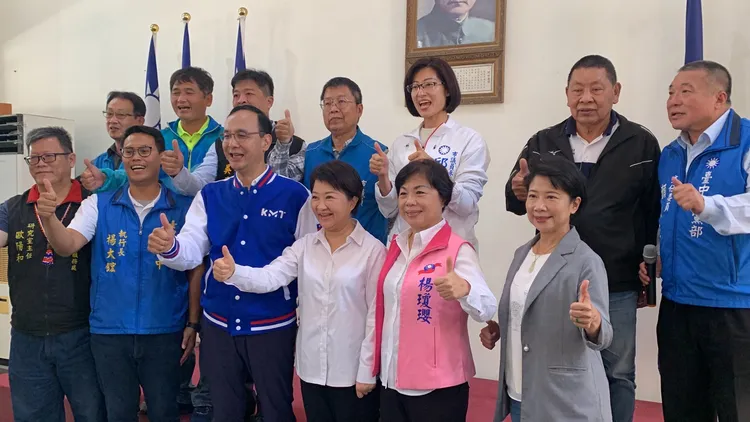 朱立倫與盧秀燕跟本屆市議員選戰新任的市議員合影。曾雪蒨攝