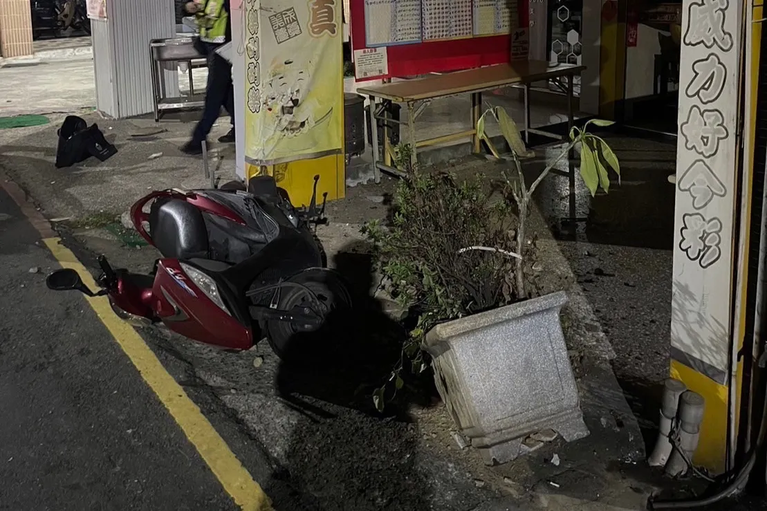 劉男撞倒機車及盆栽後逃逸,結果被查出有毒品。讀者提供