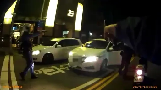 撞倒機車盆栽肇逃 警拔槍攔截「乖乖掏出來」一舉成擒雙毒蟲