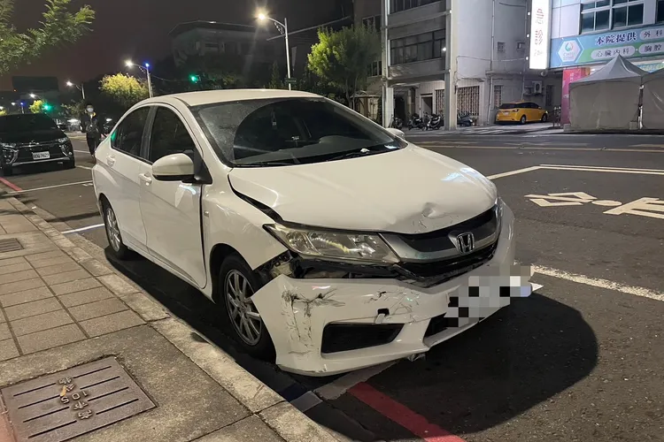 劉、潘2人都無照駕駛，被一併開單。讀者提供