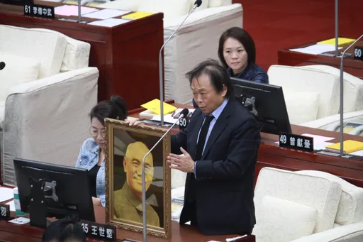 王世堅送禮挑到「他阿祖遺照」　提醒蔣萬安沒犯錯空間