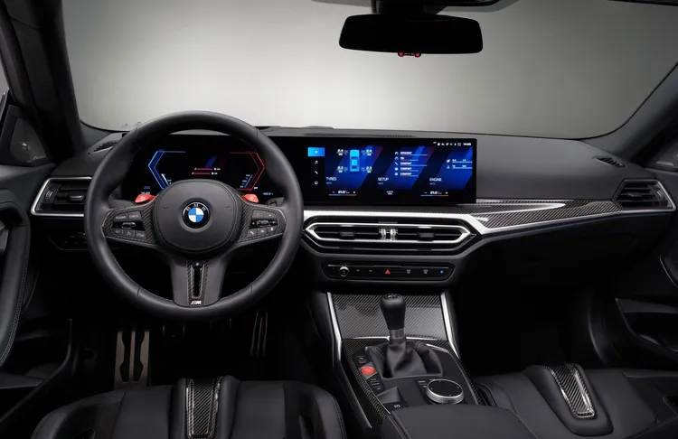 擁有老派靈魂，內裝卻換上最新的數位雙螢幕，尺寸還不小。原廠提供