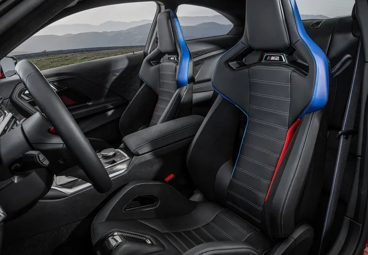 想要這套碳纖維賽車椅，必須先選配M Race Track Package。原廠提供