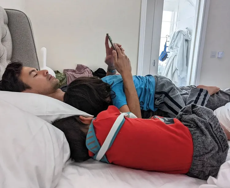 George曾在IG分享2個活潑好動的兒子玩累趴在他身上睡著，就是他難得的獨處時間。翻攝instageorgey IG