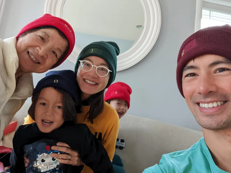 George的岳母、也是Janet的母親堪稱兩夫妻的「神隊友」，在他倆時間喬不攏時幫忙照顧寶貝孫子。George提供