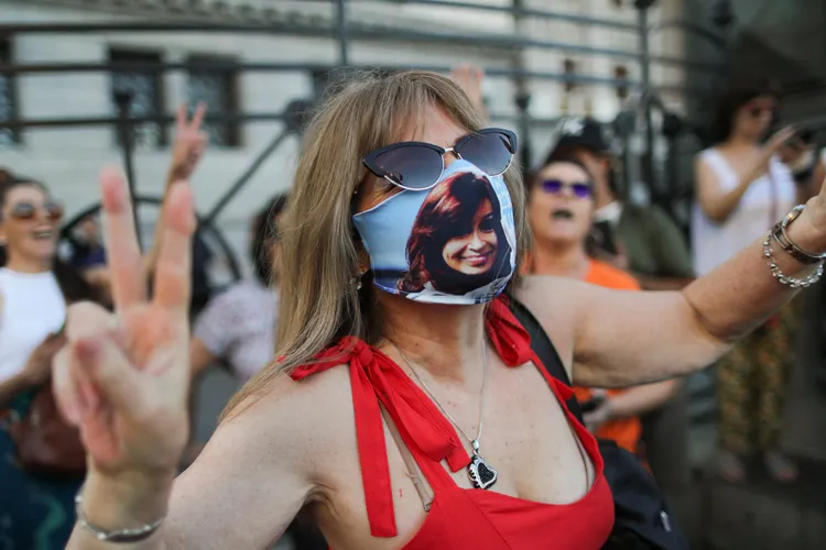 支持者戴著印有費南德茲肖像的口罩。路透社