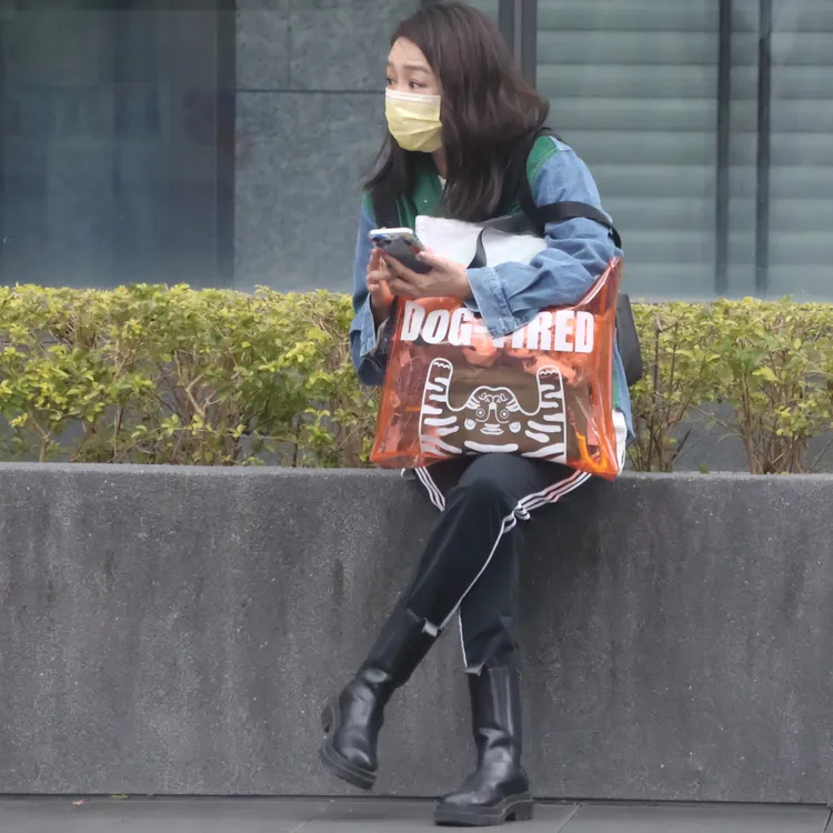 女神茵芙收工後，低調走200公尺，坐在花圃上30分鐘，等神秘男子，溫馨接送情。特勤中心攝