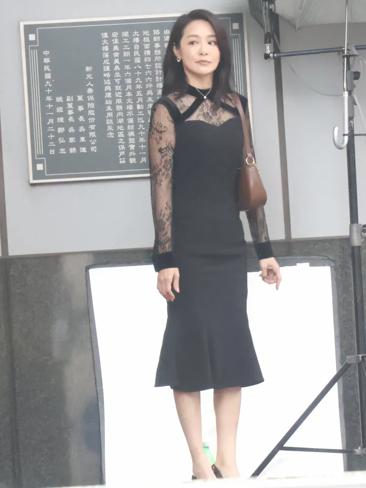 8點檔女神茵芙穿上黑蕾絲合身裙裝，看起來頗有氣質。特勤中心攝