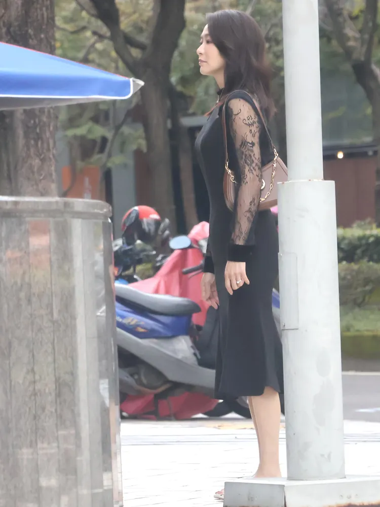 8點檔女神茵芙，改穿另一套黑色蕾絲緊身禮服，韻味十足。特勤中心攝