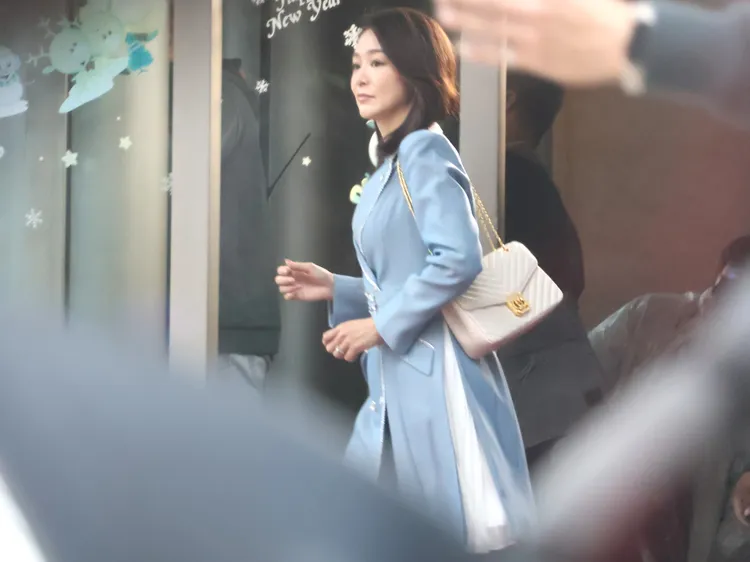 8點檔女神茵芙背著名牌包、換上俏麗套裝拍戲。特勤中心攝