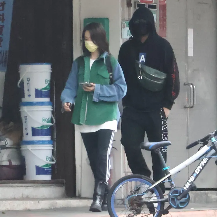 女神茵芙（左）和神秘「回頭男」下車逛街，男子一路貼心緊跟在後護花。特勤中心攝