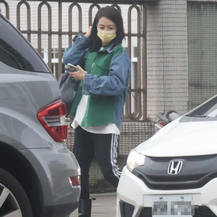 女神茵芙熟門熟路坐上神秘「回頭男」開的小轎車。特勤中心攝