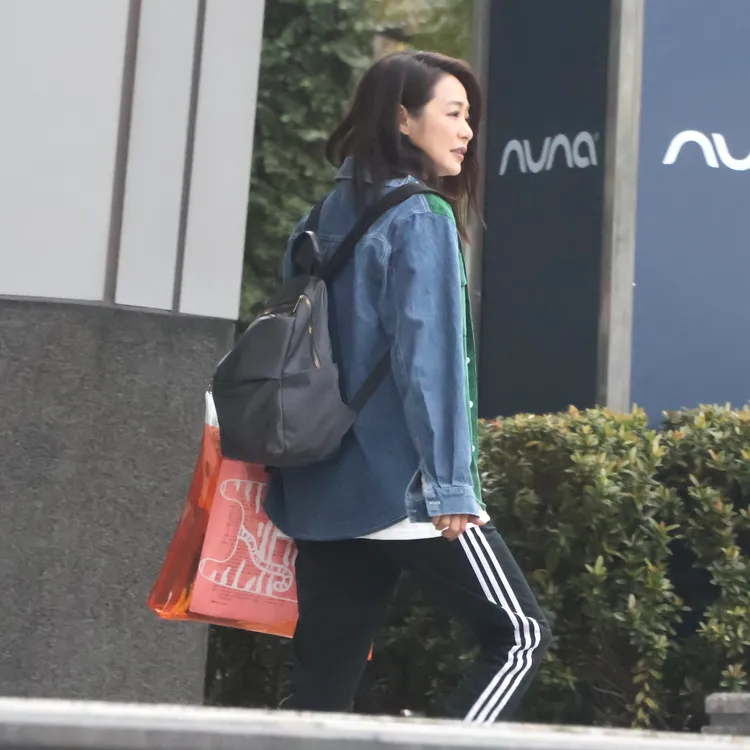 8點檔女神茵芙收工後，換上牛仔外套及運動褲，離開片場。特勤中心攝