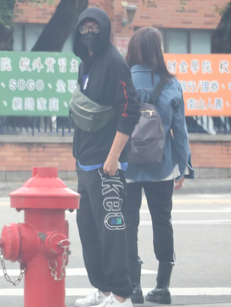 8點檔女神茵芙（右）與神秘「回頭男」過馬路，也緊張兮兮一直回頭。特勤中心攝