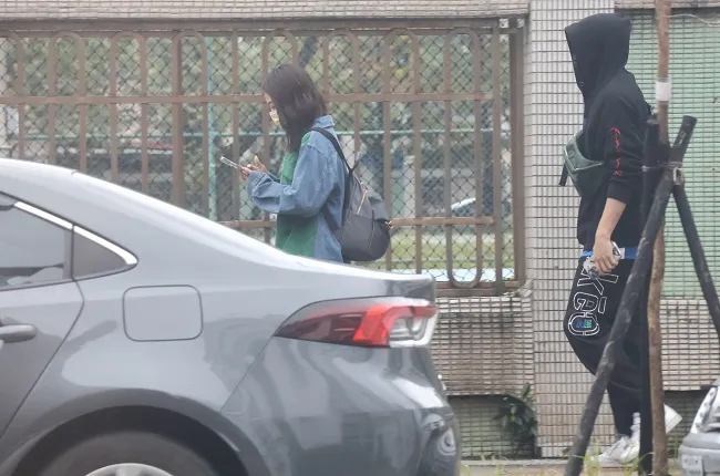 8點檔女神茵芙（左）收工後，搭上神秘「回頭男」的車，他倆刻意一前一後保持距離。特勤中心攝