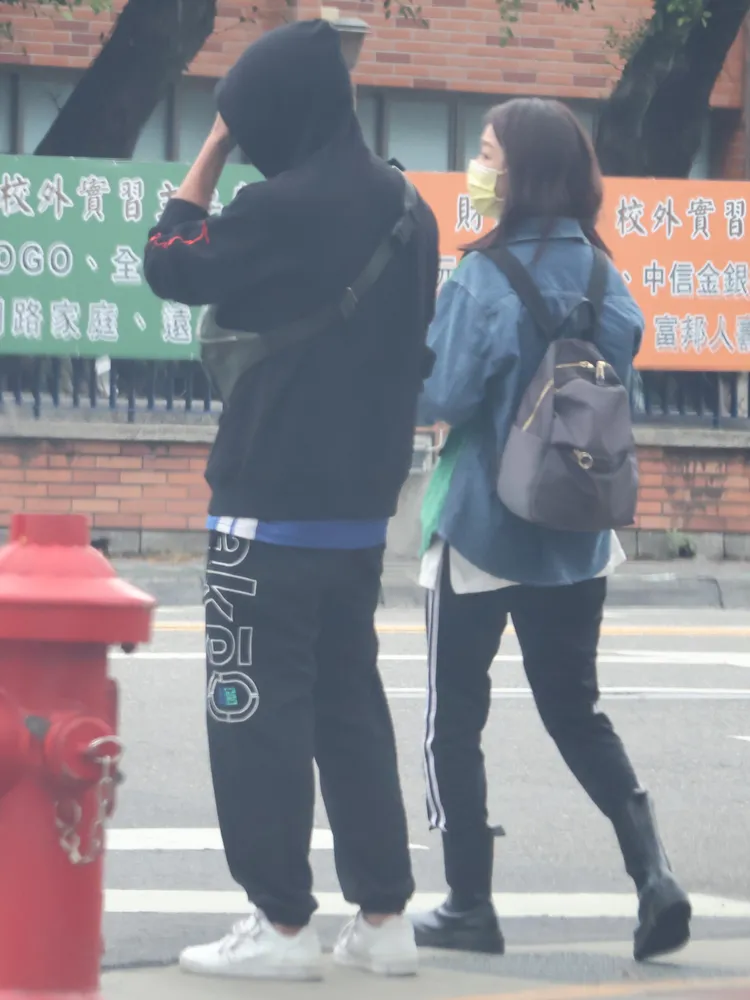 女神茵芙下車後，與神秘「回頭男」並肩等過馬路。特勤中心攝