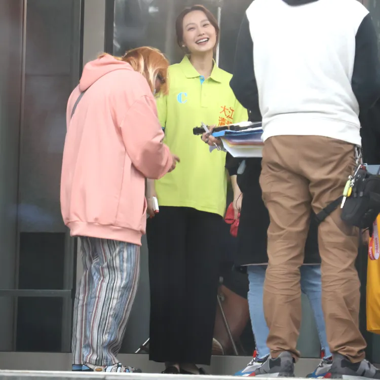 演員璟宣（中）換上清潔公司的制服，巧扮大樓打掃阿姨。特勤中心攝