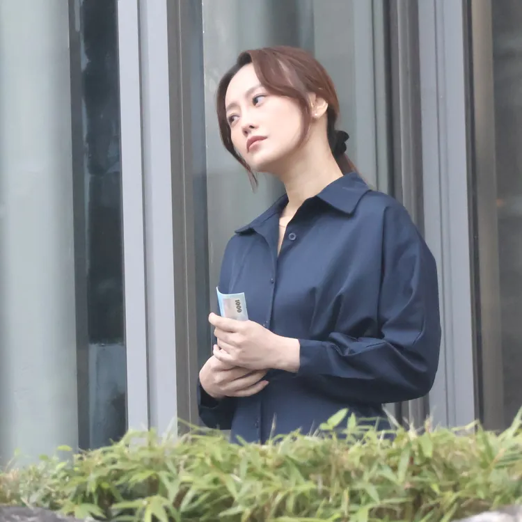 璟宣換上套裝，手握萬元大鈔演內心戲。特勤中心攝