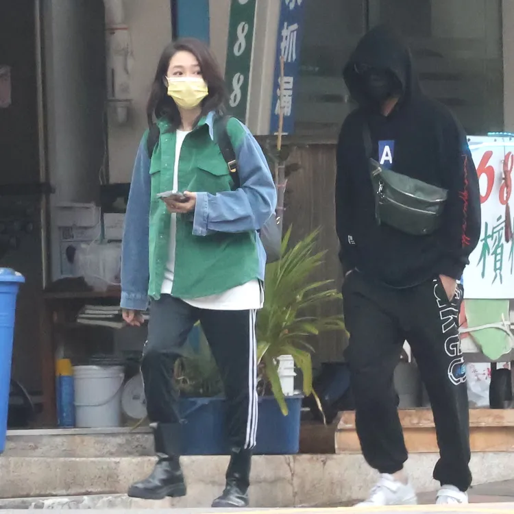 神秘「回頭男」（右）溫馨接送茵芙上下班，還陪她逛街。特勤中心攝